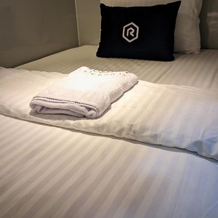 Отель Rosalyne Sleepbox Tugu 2 Джокьякарта Экстерьер фото