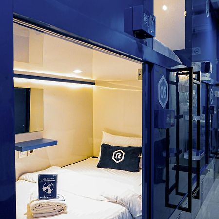 Отель Rosalyne Sleepbox Tugu 2 Джокьякарта Экстерьер фото