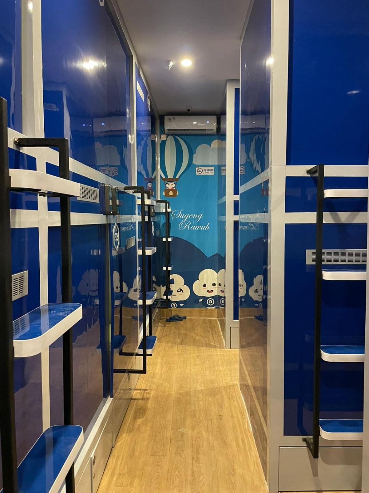 Отель Rosalyne Sleepbox Tugu 2 Джокьякарта Экстерьер фото