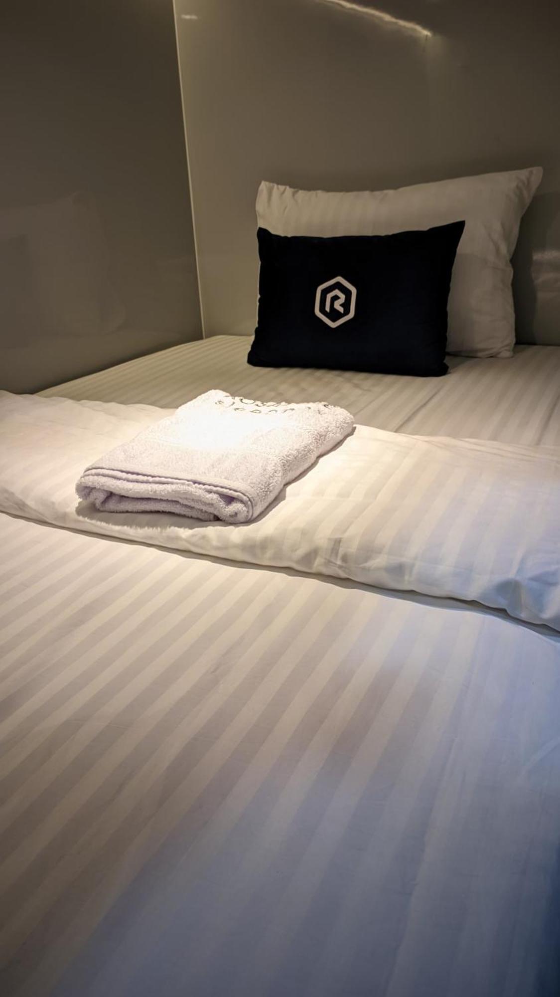 Отель Rosalyne Sleepbox Tugu 2 Джокьякарта Экстерьер фото