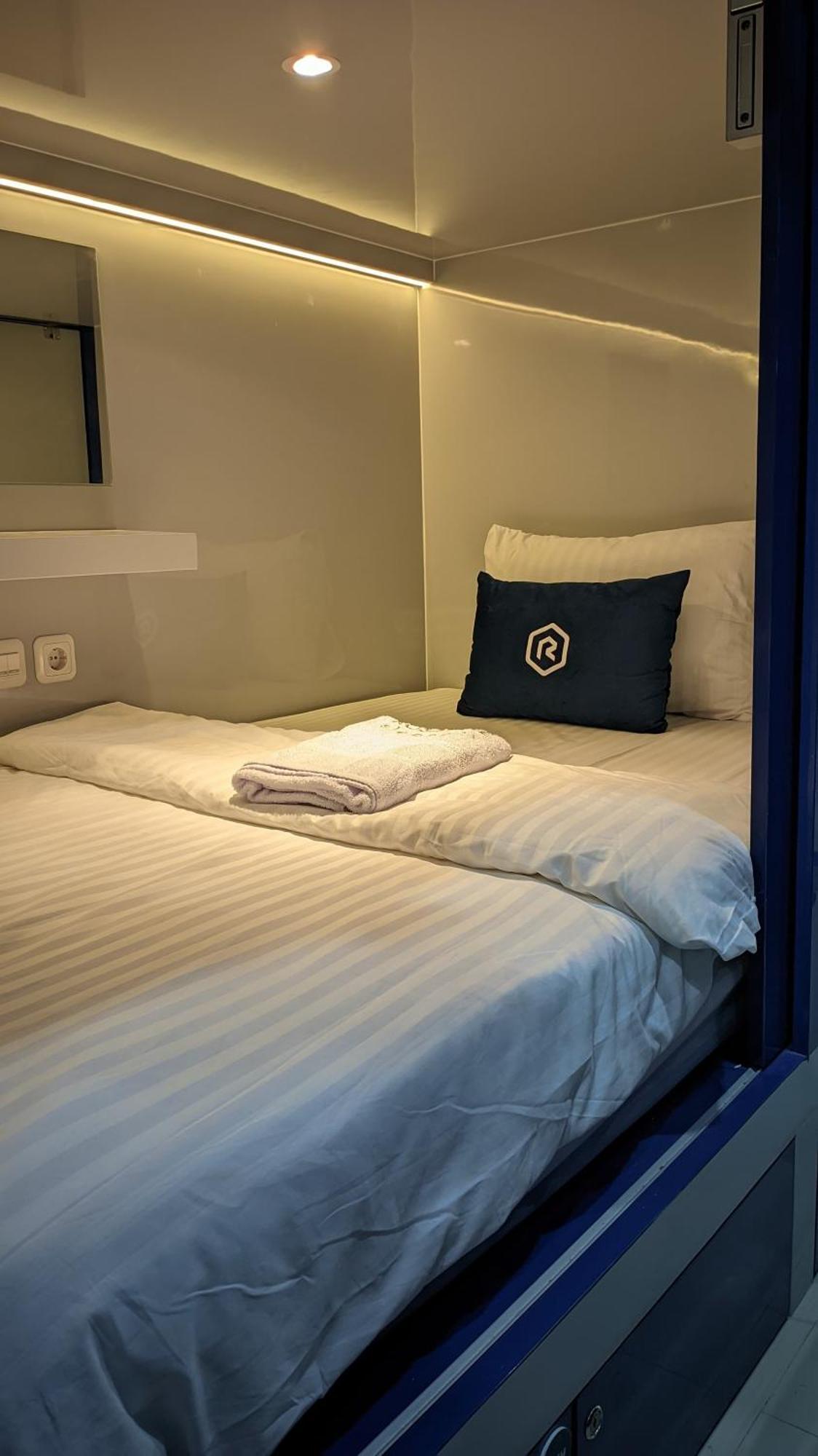 Отель Rosalyne Sleepbox Tugu 2 Джокьякарта Экстерьер фото
