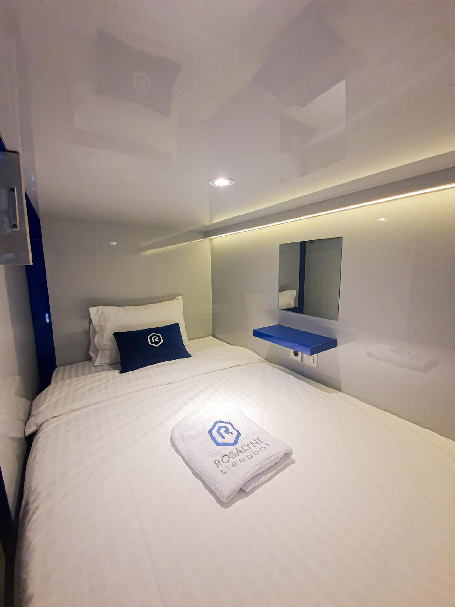 Отель Rosalyne Sleepbox Tugu 2 Джокьякарта Экстерьер фото