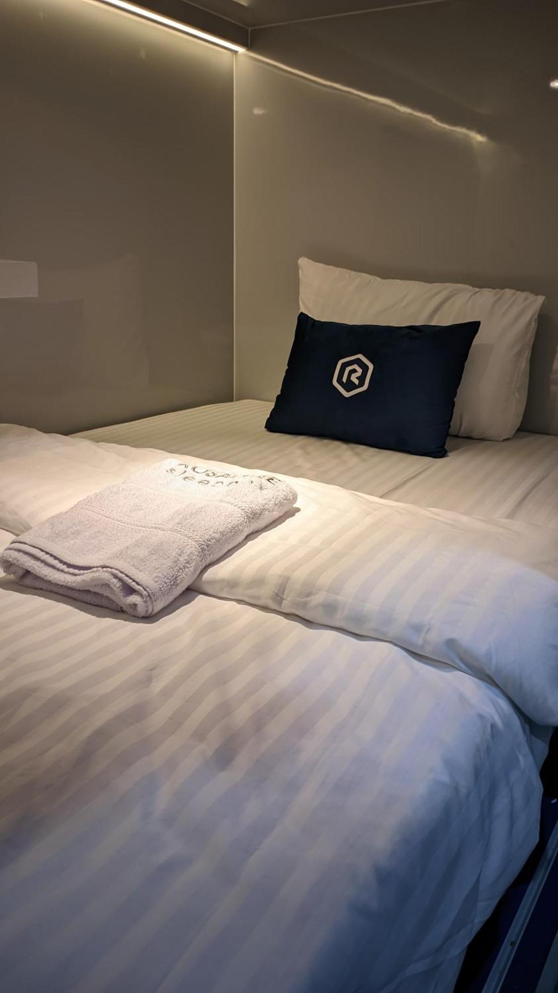 Отель Rosalyne Sleepbox Tugu 2 Джокьякарта Экстерьер фото