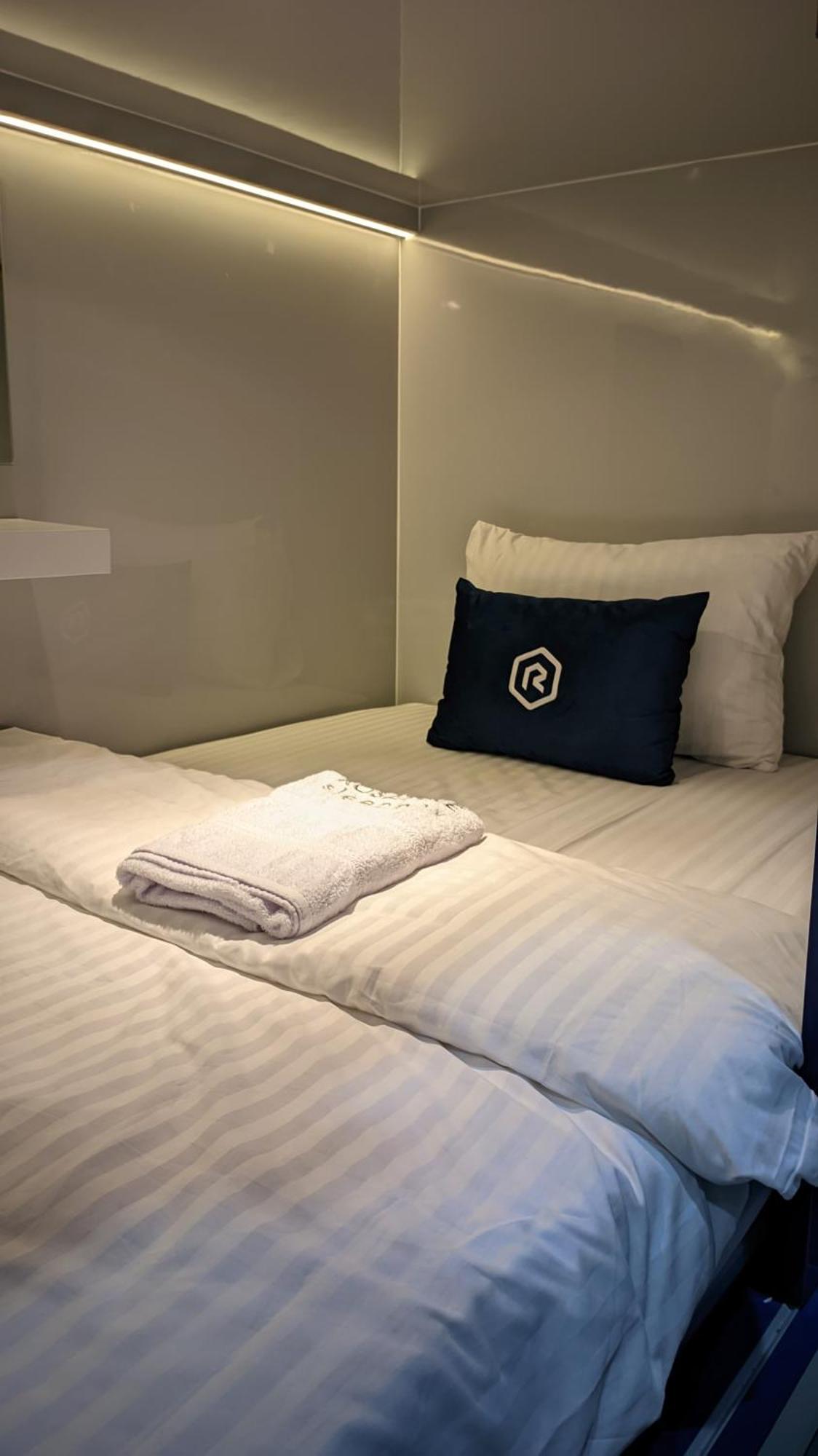 Отель Rosalyne Sleepbox Tugu 2 Джокьякарта Экстерьер фото
