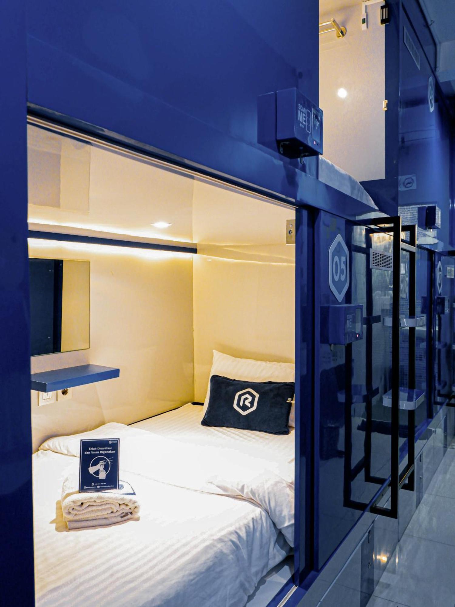 Отель Rosalyne Sleepbox Tugu 2 Джокьякарта Экстерьер фото